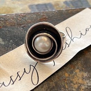 Beautiful Swirl Pearl Ring